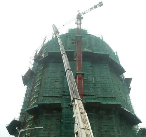 越城吊车在工地上作业